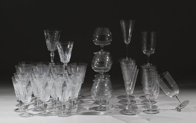 beaucoup de verres à vin vides sur la table