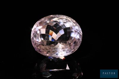 une image représentant une boule de cristal posée sur une surface noire