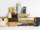 un morceau de bois qui a l'air d'un bateau
