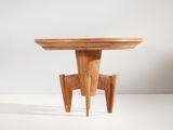 une table en bois à trois pieds, avec un plateau blanc