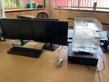 un bureau sur lequel sont posés deux écrans d'ordinateur et un clavier