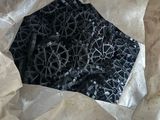 une feuille de papier criblée d'épingles, posée sur une table