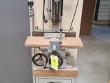une machine posée sur une table