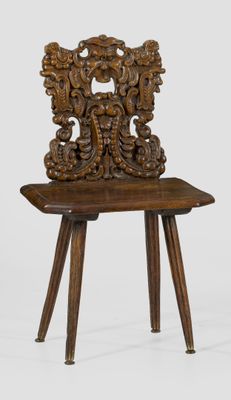 une image représentant une chaise en bois avec un dossier et des pieds sculptés