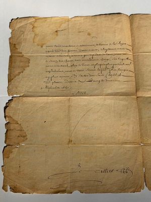 une feuille de papier avec une écriture dessus, posée sur une table