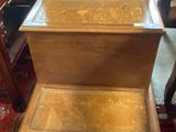 un tabouret en bois posé sur un tapis