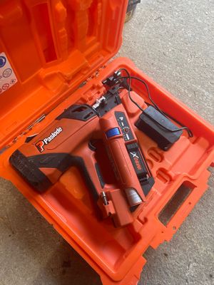 une boîte à outils contenant une agrafeuse et une agrafeuse