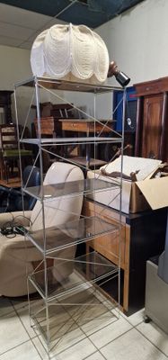 une photo d'une pièce dans laquelle se trouvent de nombreux meubles