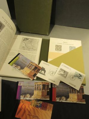 un livre ouvert sur une table, avec des photos de bâtiments à l'intérieur