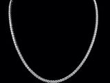 un gros plan d'un collier en diamants sur fond noir