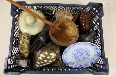 un panier contenant divers objets