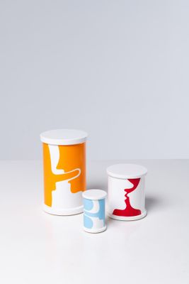 trois tasses aux motifs différents posées sur une table