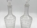 paire de carafes en verre transparent munies d'un bouchon transparent