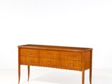 une photo d'une commode en bois posée sur une surface blanche