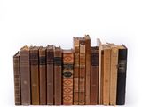 plusieurs vieux livres sont empilés sur une surface blanche