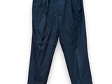 un pantalon bleu marine suspendu à un cintre sur fond blanc