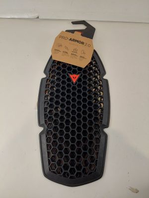 l'arrière d'une housse de selle de moto sur laquelle est fixée une étiquette