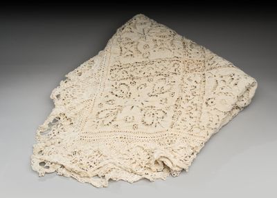 couverture en dentelle au crochet couleur crème sur fond gris