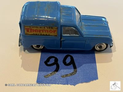 un camion jouet bleu portant le numéro 99