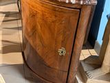une armoire en bois surmontée d'un miroir