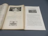 un livre ouvert sur lequel figure l'image d'une pyramide