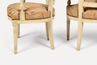 Paire de fauteuils en bois mouluré sculpté et laqué beige, l… (photo 4)