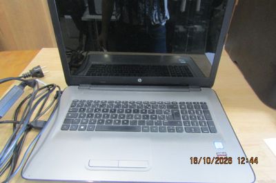 un ordinateur portable posé sur une table