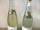 deux bouteilles de vin posées sur une table l'une à côté de l'autre