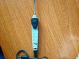 une télécommande et une radio posées sur une table