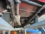 vue d'une voiture prise depuis le dessous du véhicule