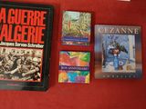 plusieurs livres posés sur une table rouge recouverte d'une nappe rouge
