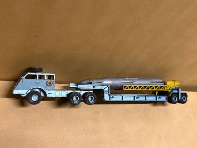un camion miniature posé sur une boîte en carton