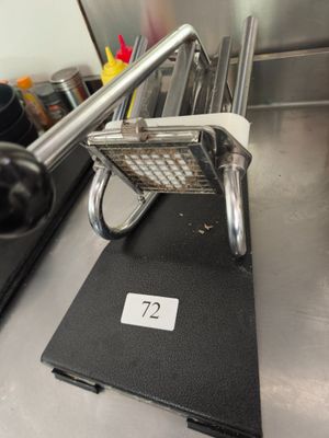 une photo d'un évier de cuisine en acier inoxydable surmonté d'un panier