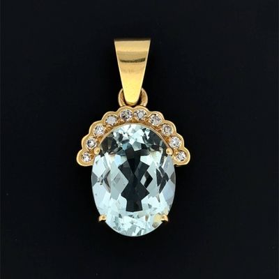 un pendentif ovale en aigue-marine et diamants sur fond noir