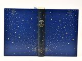 un livre bleu ouvert orné d'étoiles dorées