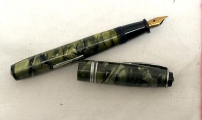 deux stylos à plume posés l'un à côté de l'autre sur une table