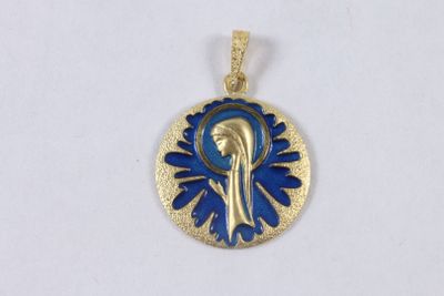 un gros plan d'un pendentif doré et bleu sur une surface blanche