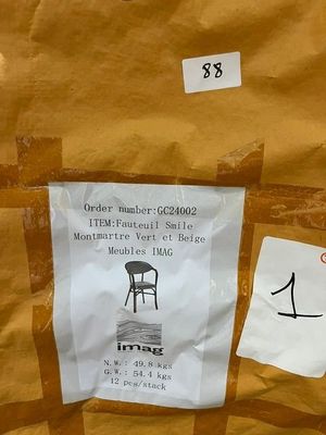 un sac en papier kraft sur lequel sont collés quelques autocollants