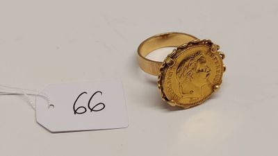 Gros plan sur une bague en or portant une étiquette