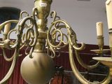 un lustre suspendu au plafond