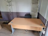 un bureau avec une lampe et une chaise dans une pièce