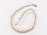 ensemble collier et bracelet avec des perles sur fond blanc