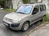 une petite camionnette grise garée sur le bord de la route
