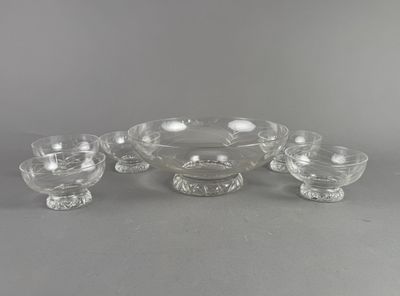 six bols en verre transparent et un bol posé sur un plan de travail gris