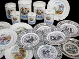 plusieurs assiettes et tasses posées sur une table