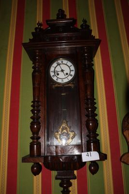 une horloge accrochée au mur dans un coin de la pièce