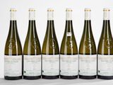 six bouteilles de vin blanc alignées