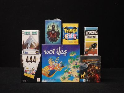 de nombreux jeux exposés sur une table noire