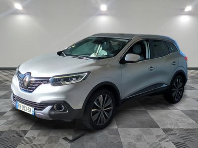 la voiture argentée est garée sur un sol en damier dans le garage