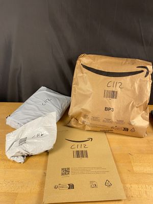 un sac brun et un sac brun posés sur une table